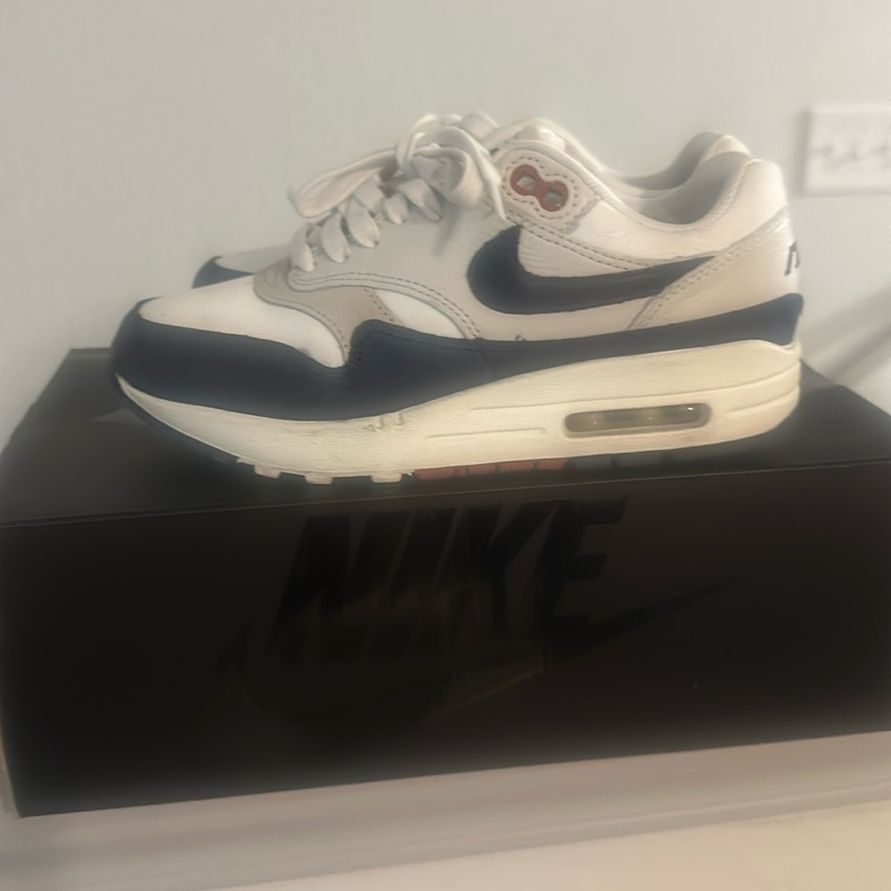 Nike Women's Sneakers White and Navy